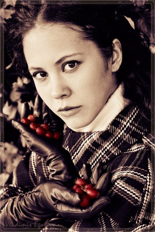 девушка, рыжая, ягоды последние краскиphoto preview