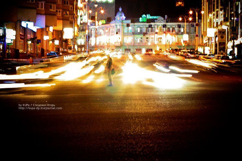 город, улица, человек, свет Одинокий среди потокаphoto preview