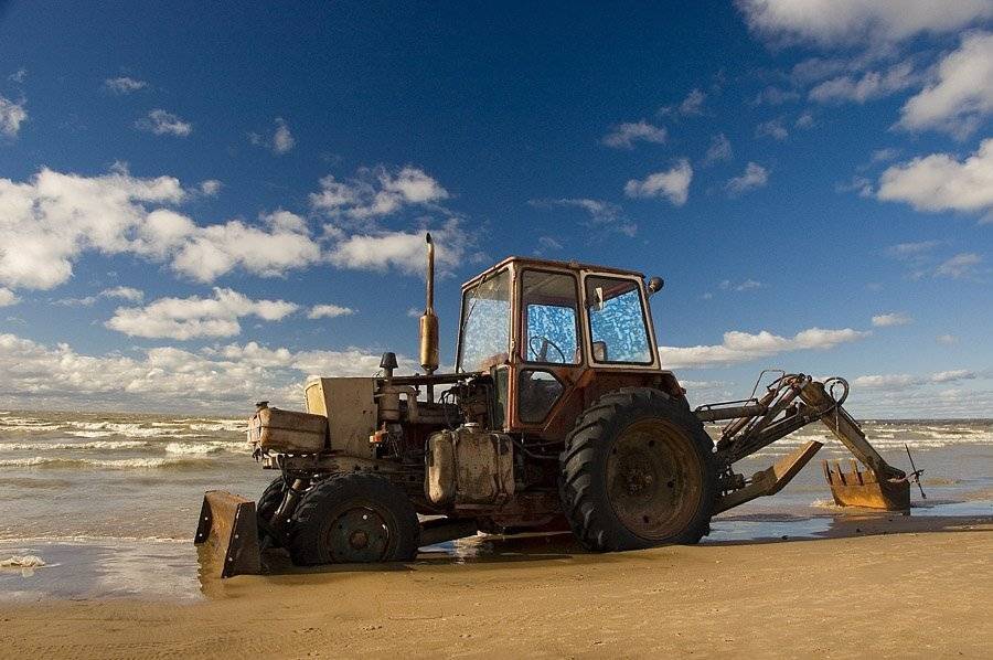 Тоска по морю. Автор: Евгений Пугачев. финский залив,берег,трактор, Евгений Пугачев.