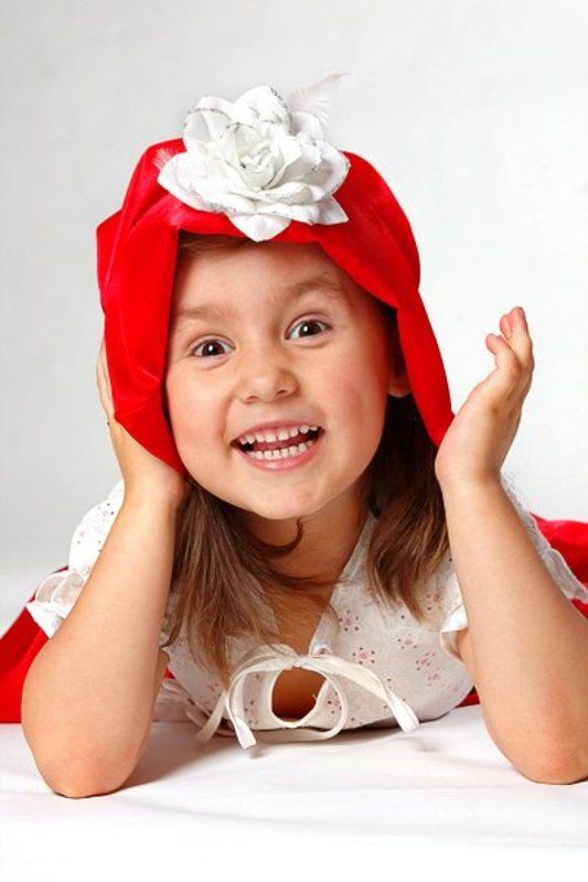 настя, ребенок, красная шапочка, смех — «Бабуль, а нету пирожков!»photo preview