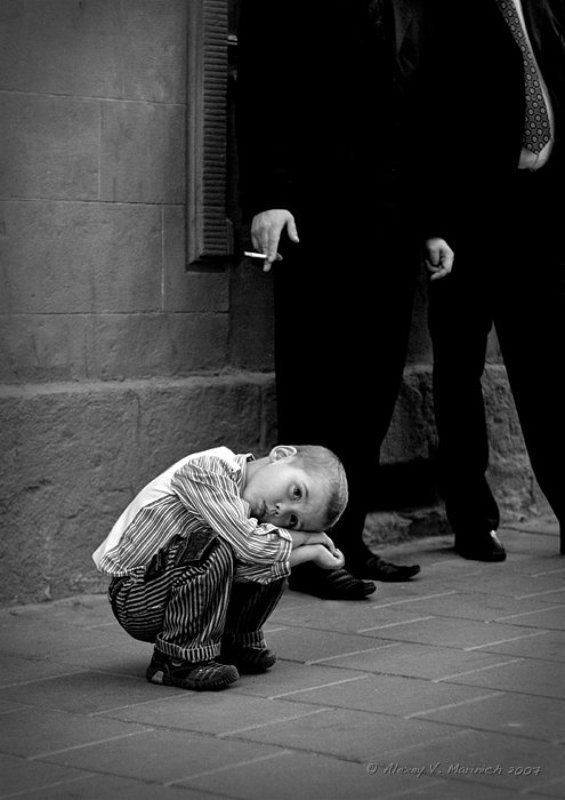 ребенок, мечта, мир, взрослые, дети, улица, двор, человек, мысли, сигарета, тратуар, маринич, алексей, чб, ч/б, жанр, репортаж, львов О чем мечтают дети...photo preview