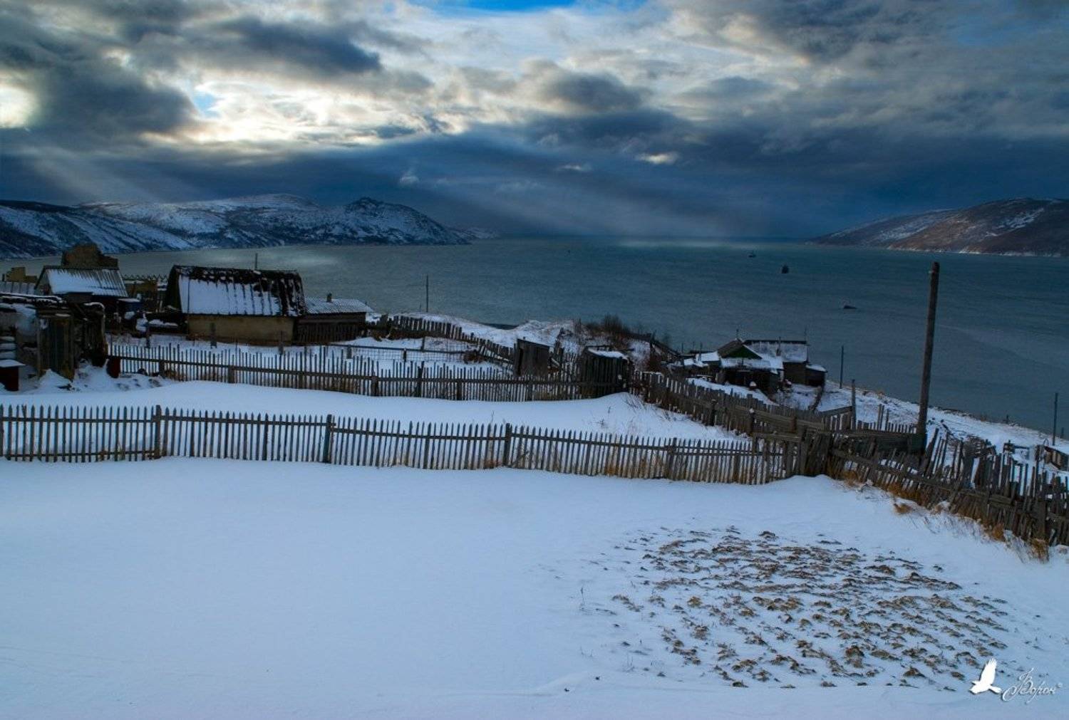 Ноябрьский вечер. Автор: Ворон магадан, нагаево, охотское море, зима, снег, "волосы ангела", свет, лучи, облака, корабли, бухта, Ворон