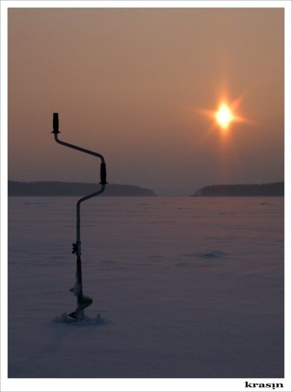 ледобур, зимняя рыбалка Классика жанра.photo preview