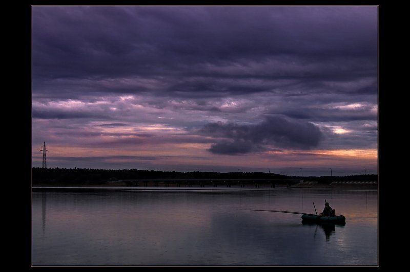 рыбак, озеро, закат Дождливый вечер на озереphoto preview