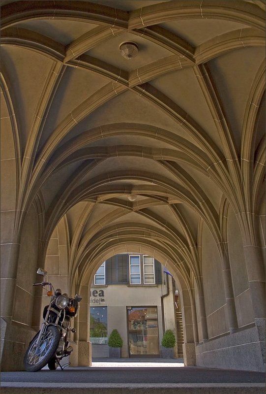 город, арка , мотоцикл пересечение времен..photo preview