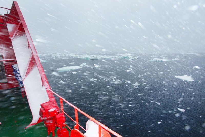 пурга, карское море, снег, севморпуть ВСЁ БЫ НИЧЕГО, ДА ЗА ВОРОТНИК ЗАДУВАЕТphoto preview