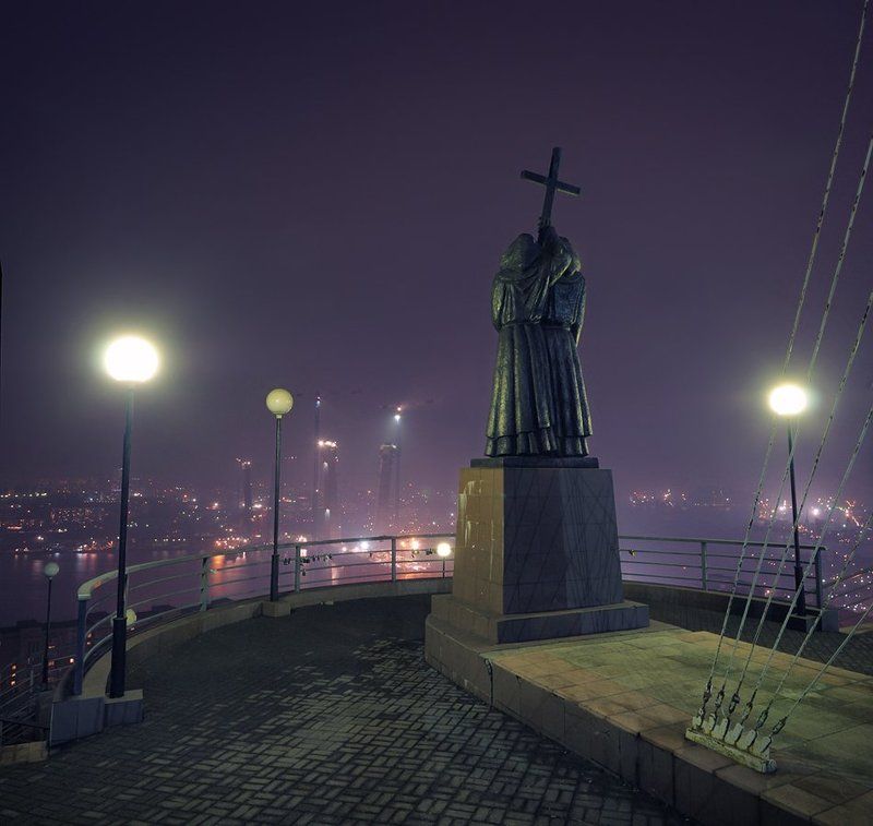 владивосток, видовая, ночь, темно, бухта, золотой, рог, огни, мост, пилоны, саммит, атэс, apec, summit, 2012, стройка, глобальная, памятник, кирилл, мефодий, тень, фотографа Что скажешь, Мефодий?photo preview