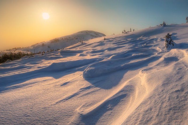второе, мая, май, весна, сихотэ, алинь, горы, снег, вершина, гора, лысая, фирн, рассвет, холод, ветер, лазовский, район, турист, путник, backpacking Искрящаясяphoto preview