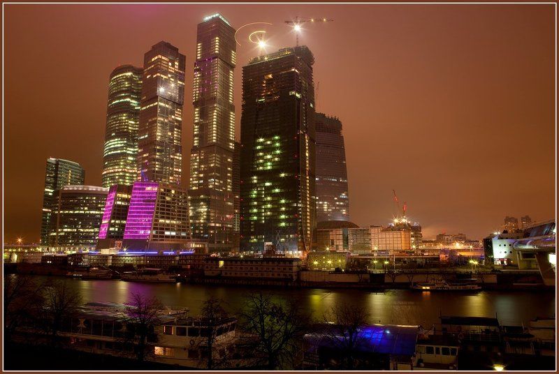 в небе над нами высится башенный кранphoto preview