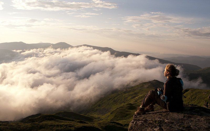 карпаты, облака, девушка над облакамиphoto preview