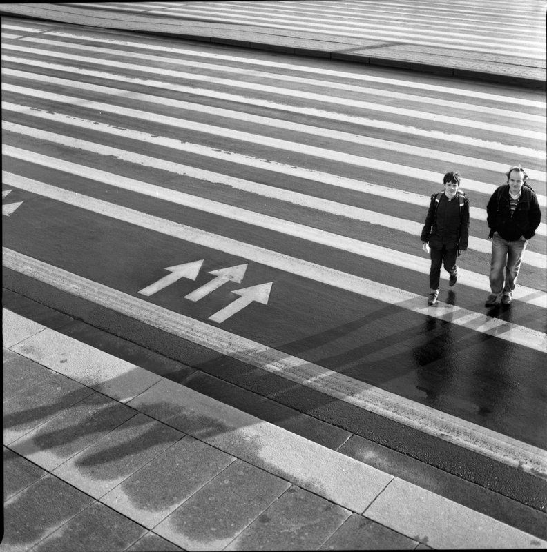 переход, зебра, трое, тень, петербург, чб, плёнка Троеphoto preview
