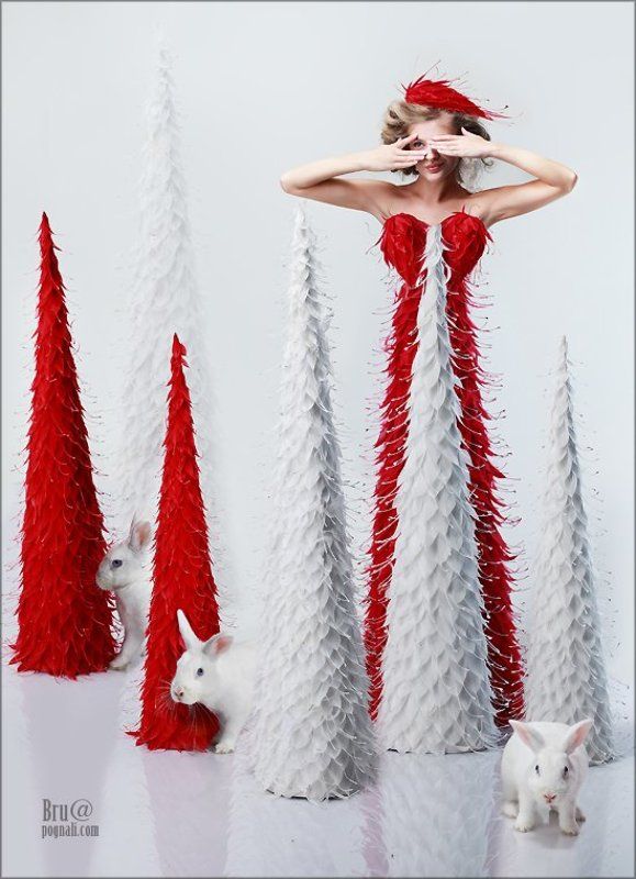 девушка, заяц, прятки, елочки Пряткиphoto preview