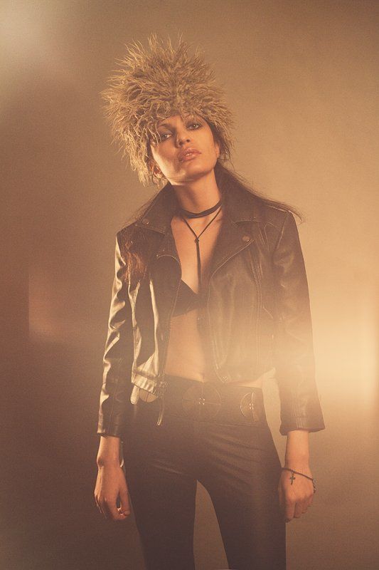 девушка, косуха, кожа, шапка Джолиphoto preview