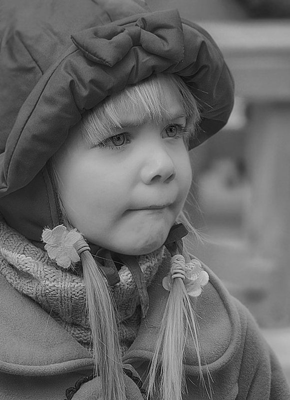 девочка, ребёнок, детство, настроение, змоции Уронила в речку мячик...photo preview