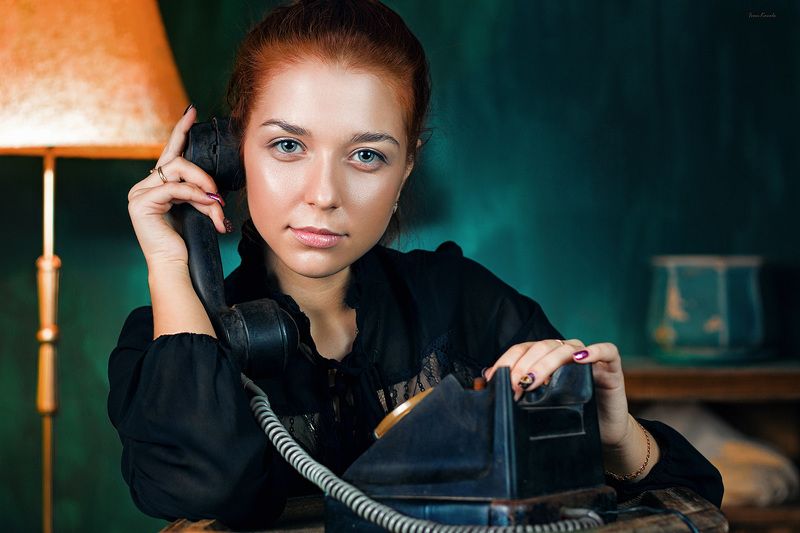 люди,девушка, портрет, телефон, взгляд, глаза, рыжая, красота, молодая, фон, текстура, стол, фотокузница, ivankovale забытые вещиphoto preview