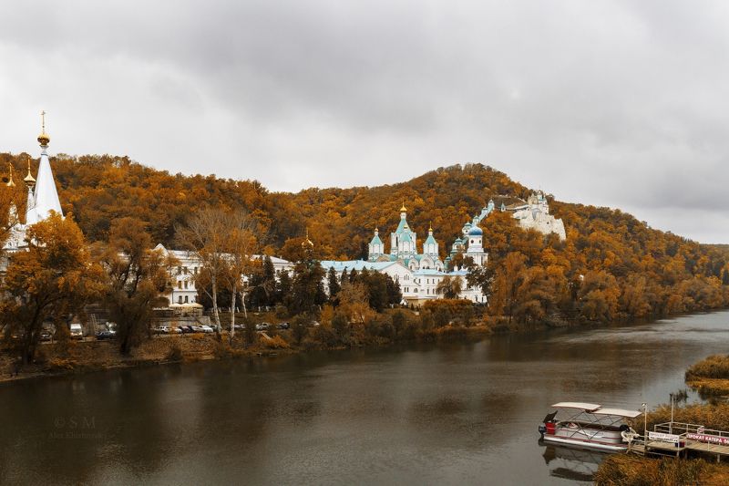 Святогорск, монастырь, Лавра, река, осень, листва, лес, деревья, горы, лодка, склон, церковь, дождь, белый, купол. Осенние красоты Святогорских склоновphoto preview
