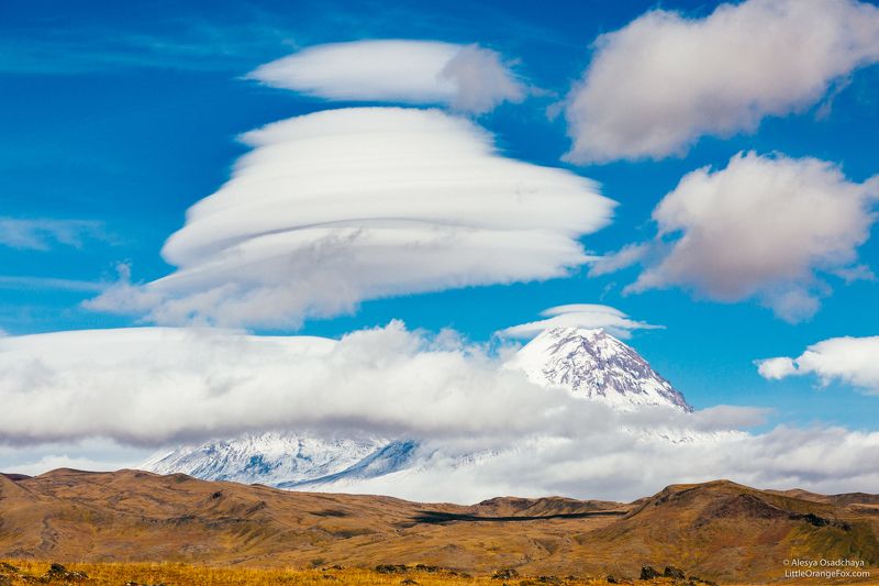 камчатка, вулканы, облака, лентикулярные облака, ключевская сопка, пейзаж, осень, россия Игра в пряткиphoto preview