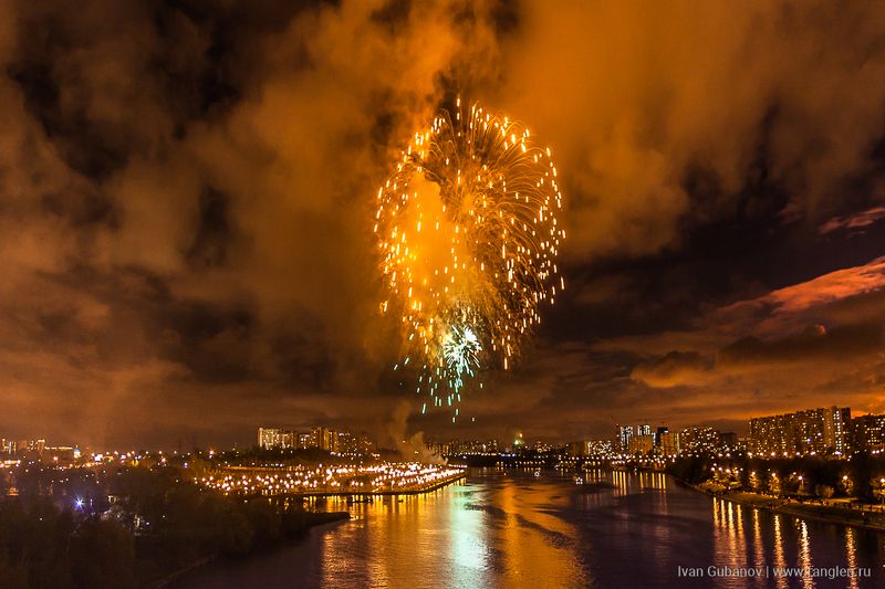 9 мая, салют, москва, река, праздник, день, победы, фейерверк, дым, небо, вечер, город Праздничный салют на 9 маяphoto preview
