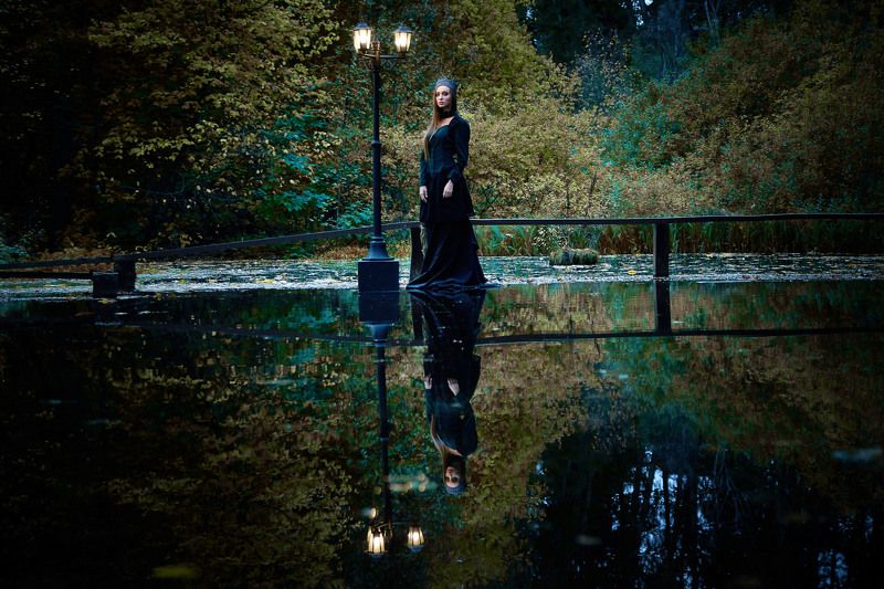 Девушка, осень, фонарь, пруд, готика Фонарьphoto preview