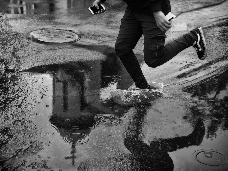 храм, крест, бег, дождь, лужа, капли, круги, ноги, отражение У каждого свой крестphoto preview