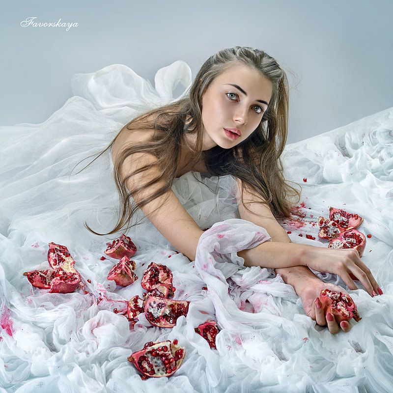 Девочка с гранатомphoto preview