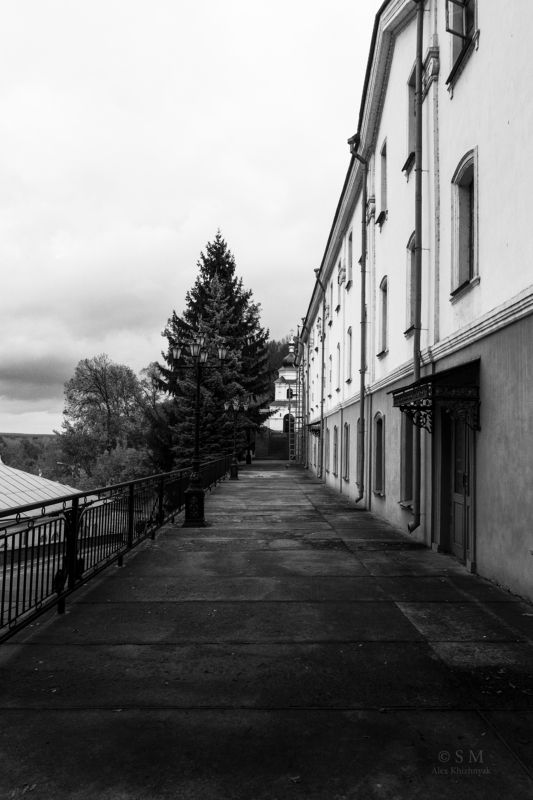 улица, дом, асфальт, ель, дорога, парапет, небо, монохром По монохромной улице...photo preview