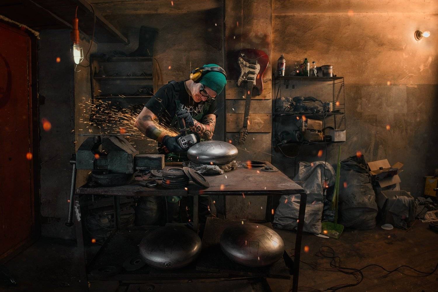 глюкофон, музыка, гараж, мастер, мастерская, композинг, музыкальный инструмент, искры, мужчина, спецодежда, фото-проект, дело мастера, Денис Богомолов