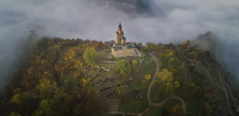 Облака,Царевец,холм,крепость,Велико Тырново,осень,древность Шепот времен.photo preview