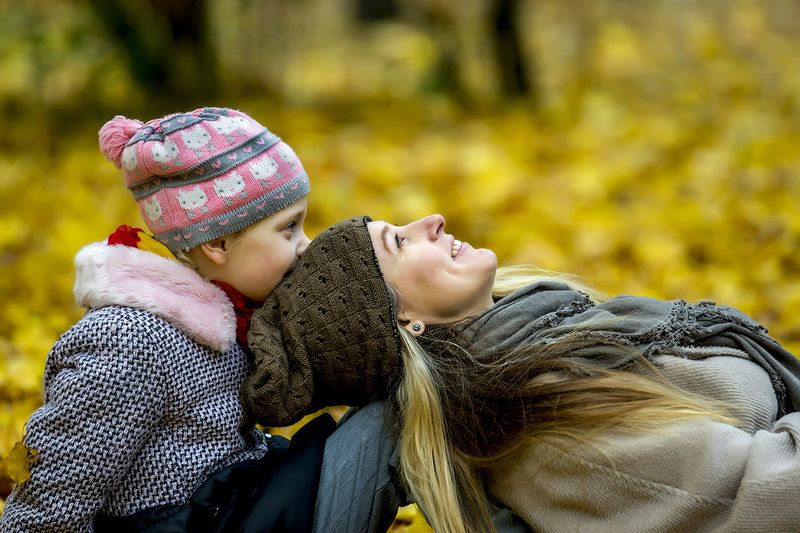 Мама с дочкой. Осенний этюд.photo preview