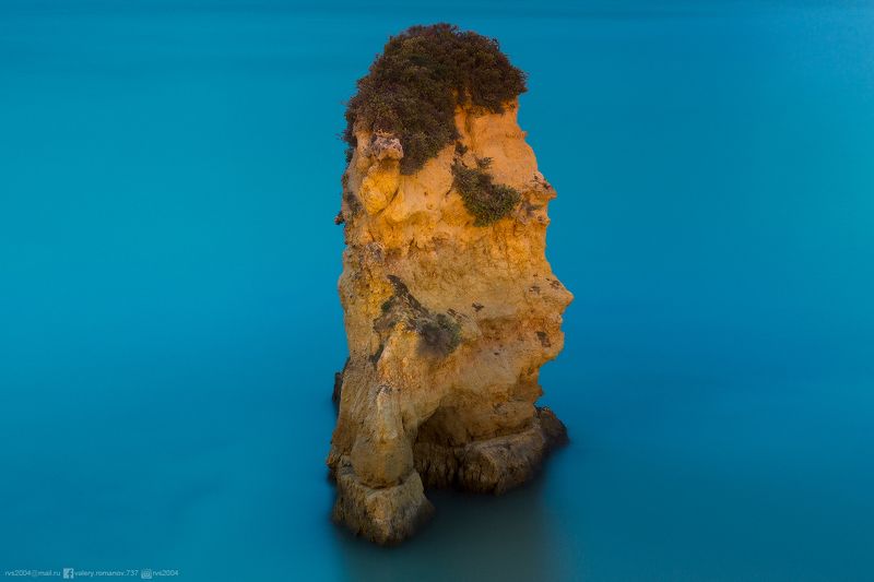 Природа, Море, Скала, Синий, Берег, Пляж, Остров,  обрыв, Лето, Вода, Пейзаж, Морской пейзаж, Небо, Песок, Камень, Европа, Лагуш, Португалия, оранжевый, желтый Electric dawn – Электрический рассвет фото превью