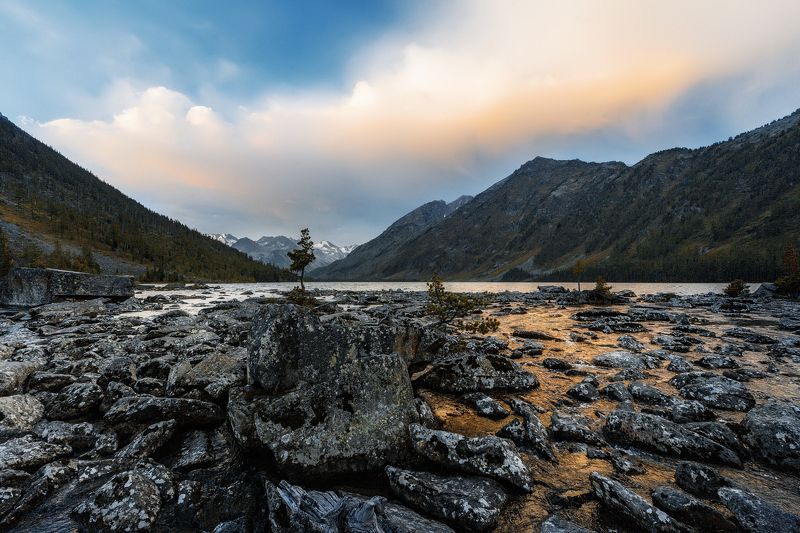 вечер, горы, озеро, камни, валуны, облака, пейзаж Вечер у горного озера.photo preview