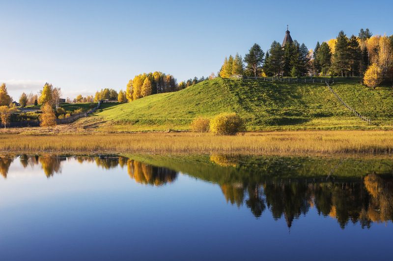 осень, сентябрь, деревья, вода, река, горка, отражения Из \