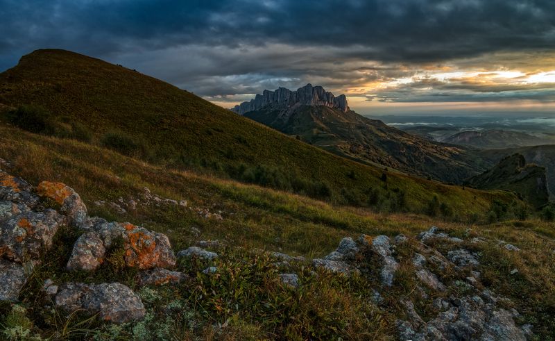 Рассвет у камнейphoto preview