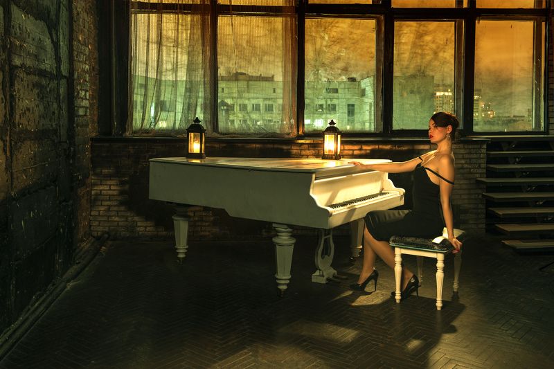 У рояля photo preview