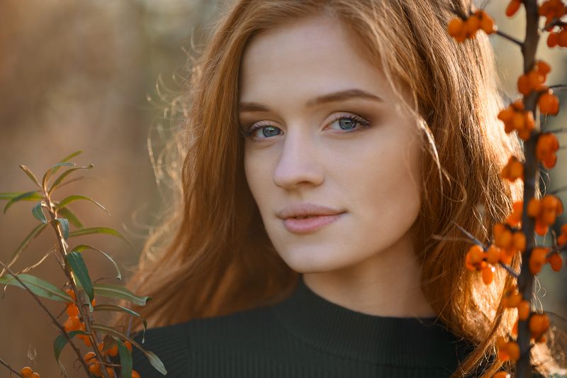 девушка, потрет, облепиха, рыжие волосы, осень, красота, настроение, зеленый и оранжевый, лес Осенняя облепихаphoto preview