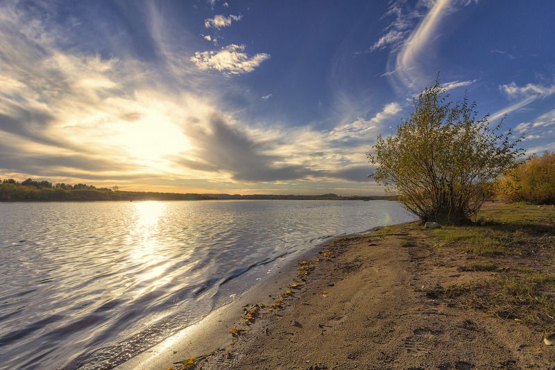 закат, осень, река, небо, облака, отражение, солнце Осень повесила листья сушитьсяphoto preview