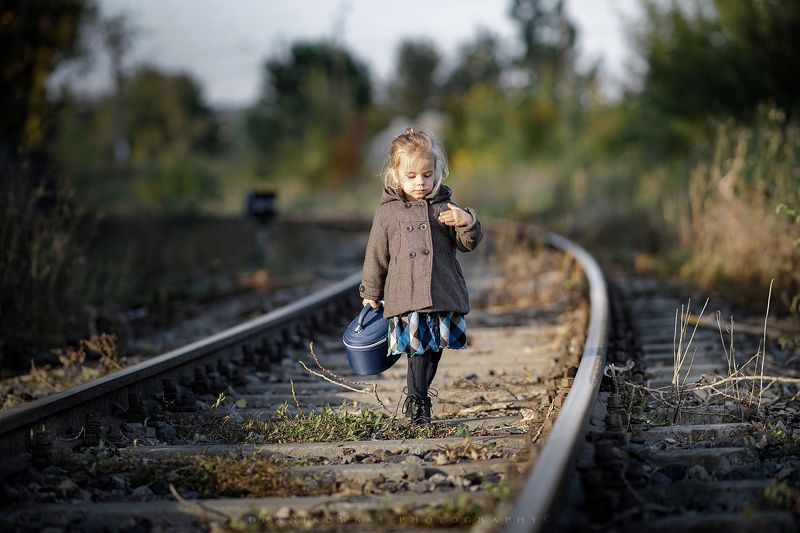 return home вернуться домой треков tracks sweet cute girl autumn return home..photo preview