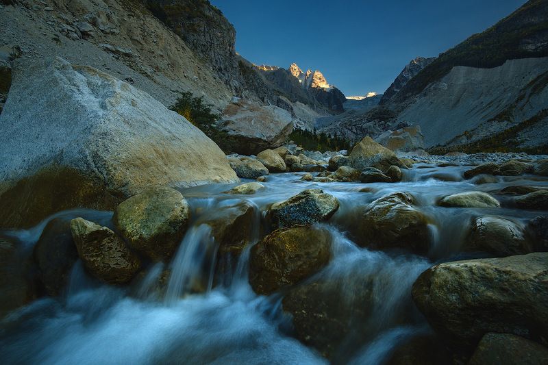 россия, кавказ, северная осетия, горы, ущелье, дигория, закат, сумерки, природа, хребет, скалы, небо, река, ледника, ледник Закат на Караугомеphoto preview