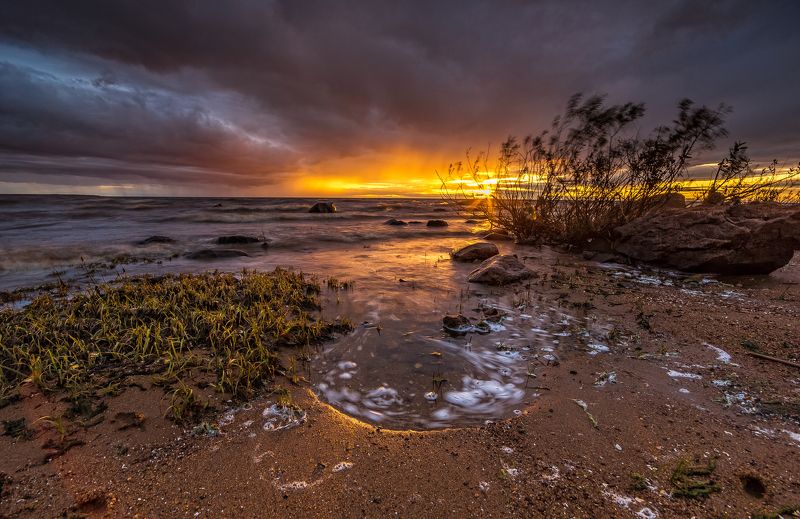 Закат, лучи, рыбинка, водохранилище, море, берег, волны Штормовой закатphoto preview