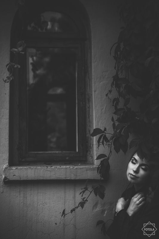 portrait, female, face, outdoors, natural light,  Hiddenphoto preview