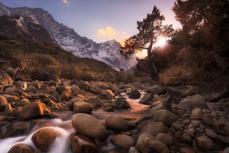 Непал, Сагарматха, путешествия, высота, горы, вода, закат, золото, облака, лес, снег, light, snow, peak, travel, trekking, landscape, mountains, landscapephotography, sunset, sun, river, stone, peak, range, explore, outdoor, scenic Lightphoto preview