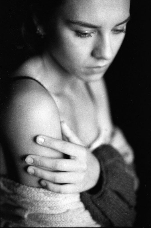 девушка, пленка, чб Искреннее прикосновение.photo preview