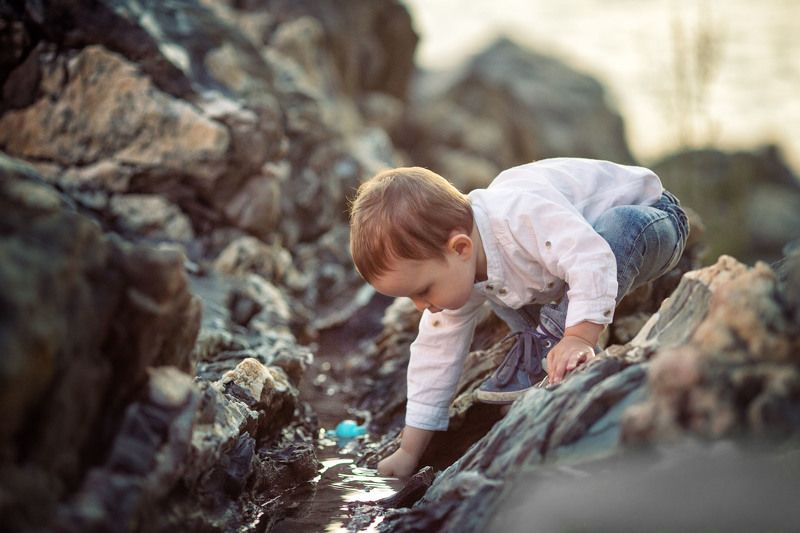 мальчик, ручей, горы, игра, детский фотограф, эмоции, boy, face, kids, дети Intriguing gamephoto preview