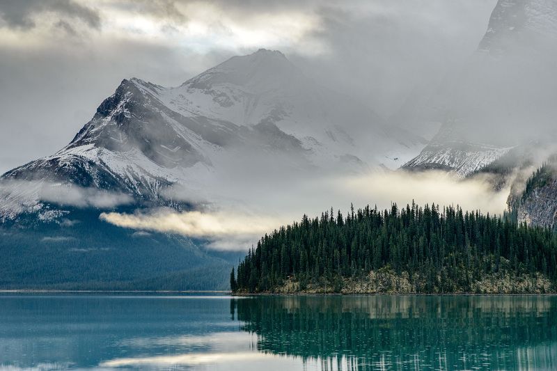 Канада, Скалистые горы, Джаспер, озеро Утро в горахphoto preview