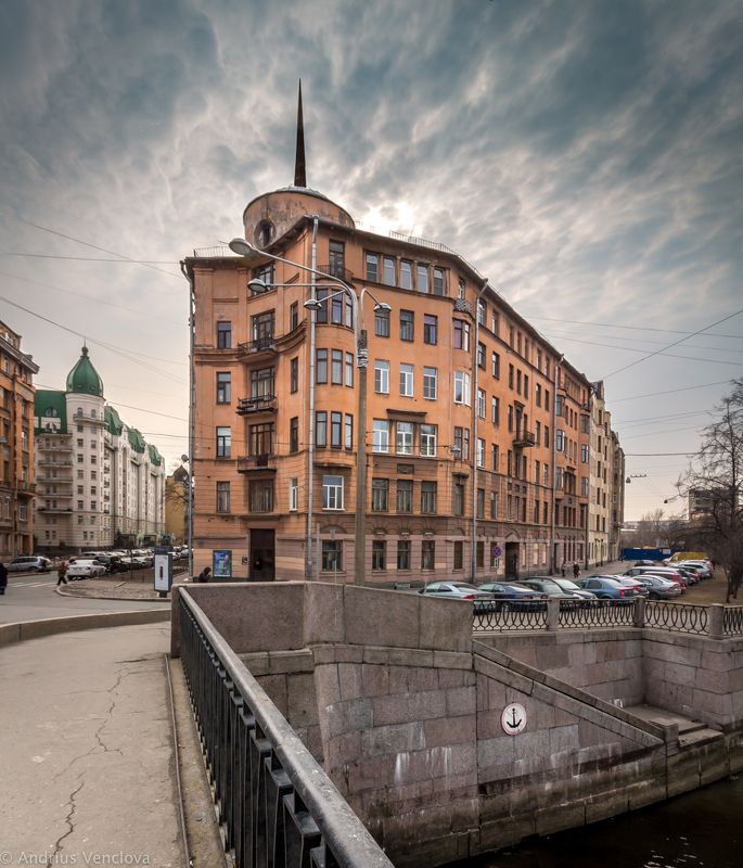 Дом со шпилемphoto preview