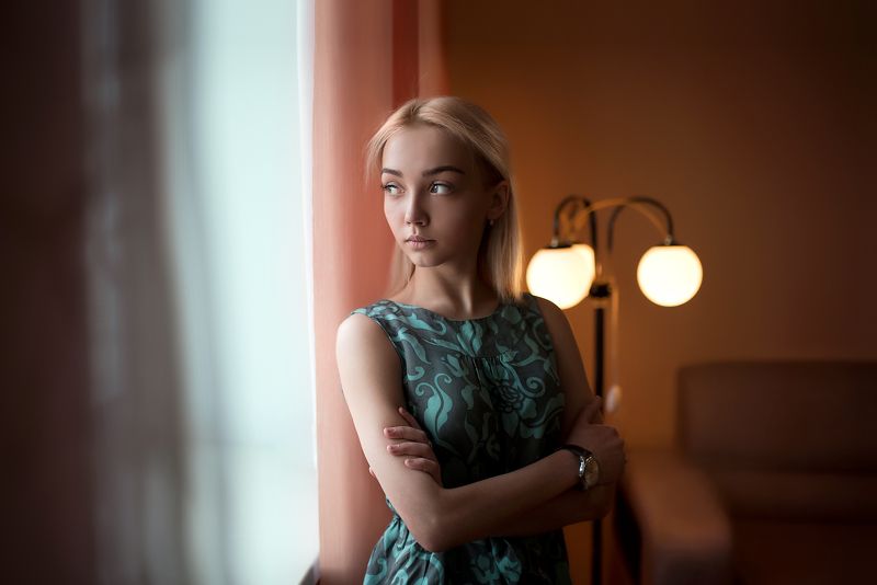 портрет девушка окно у окнаphoto preview