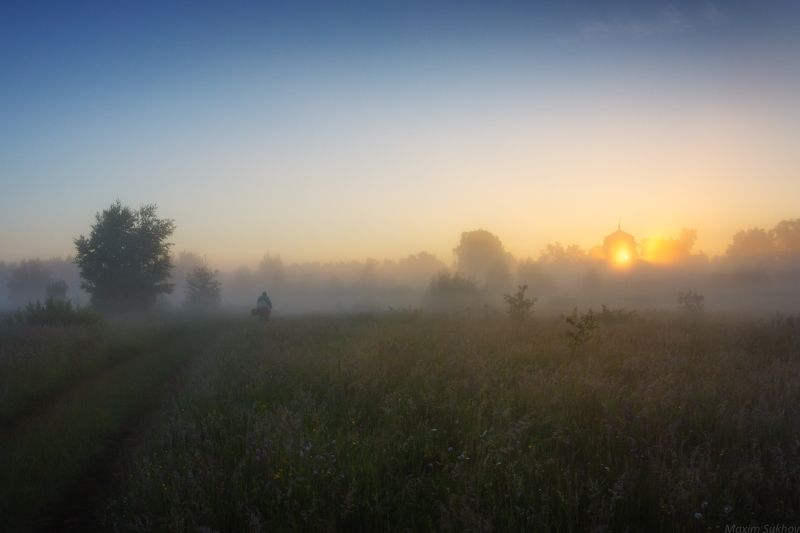 солнце, туман, утро, лето, поле, храм Хранимый солнцемphoto preview