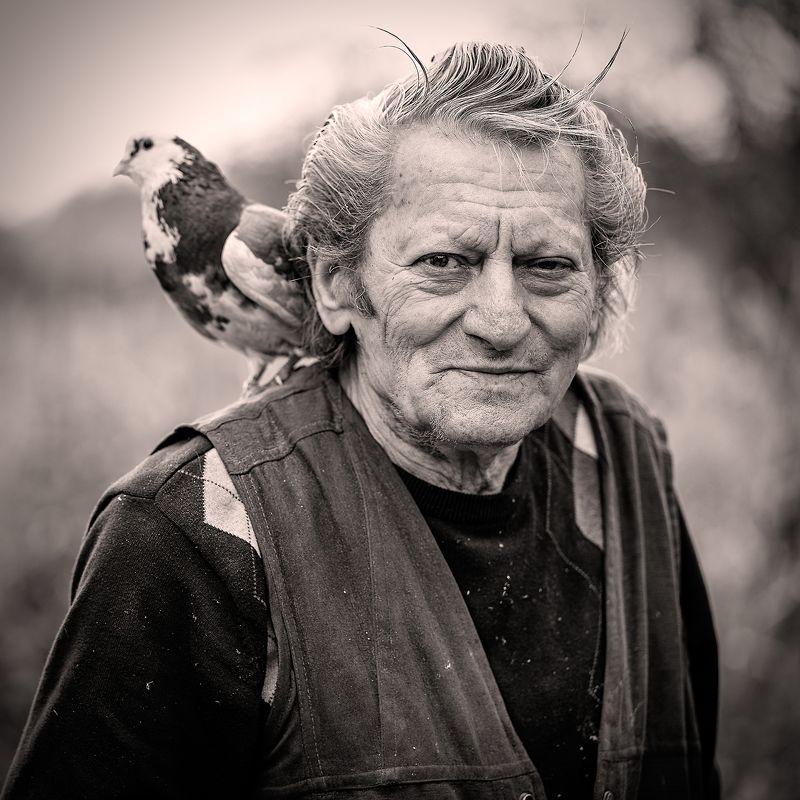 Человек с голубямиphoto preview