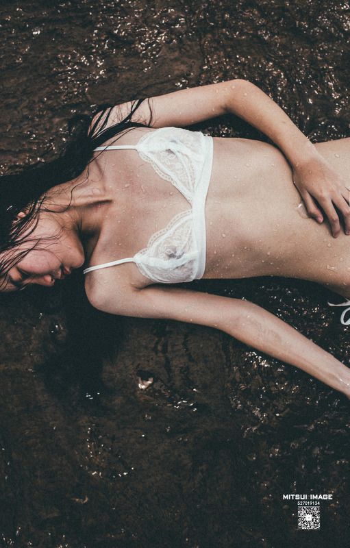stranded NUDE portrait скрученныйphoto preview