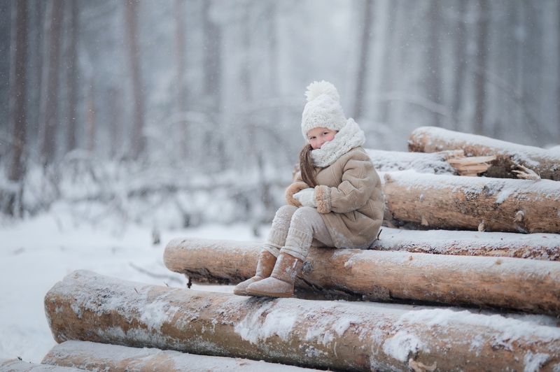девочка, лес, снег, зима, бревна, сосны, деревья, белый Тепло ли тебе, девица?photo preview